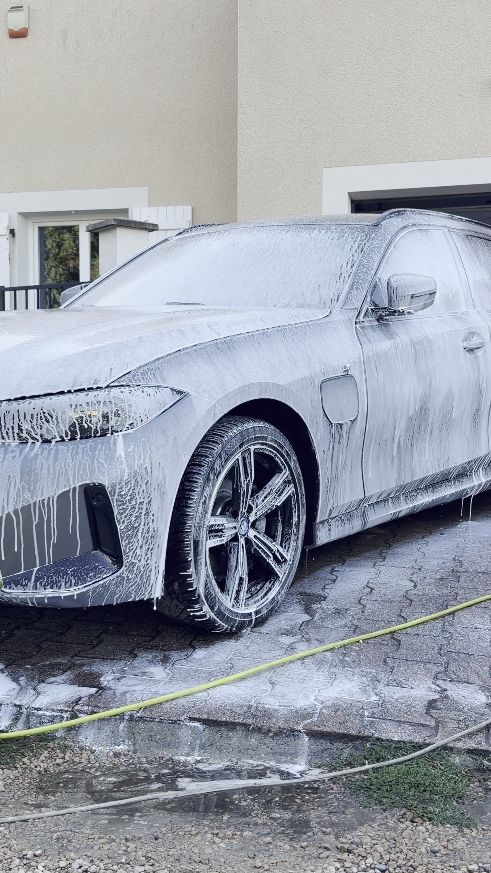Prélavage mousse active d'une BMW par Eternity Clean Auto